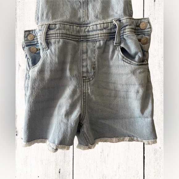 Cat and Jack girls Size L (10-12) Shorts Overalls.  Light wash Frayed Shorts - Picture 4 of 8